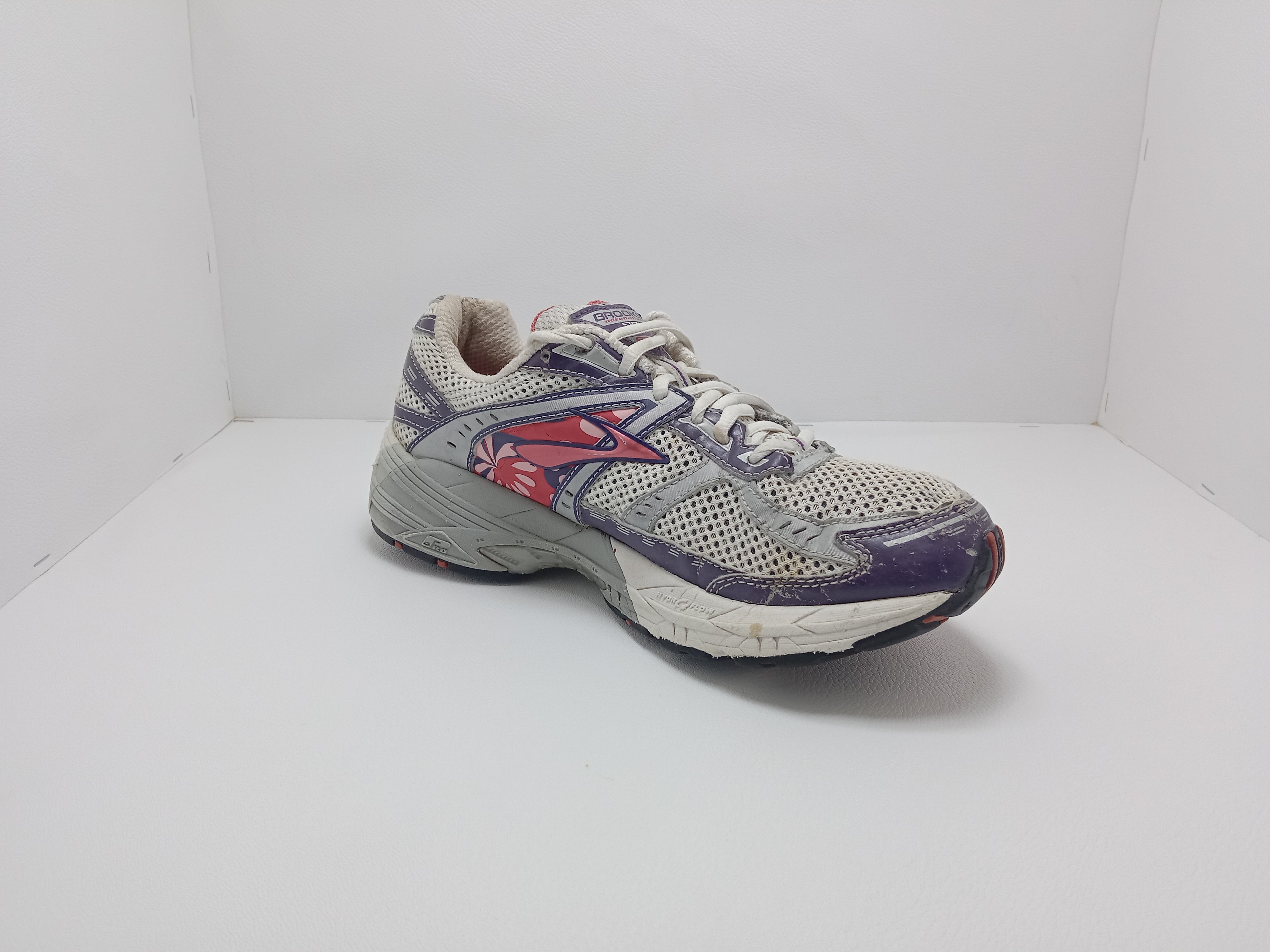 Brooks Running Shoes – Size 9.5 US (Men) – Grey/Red – Khunsa Collection