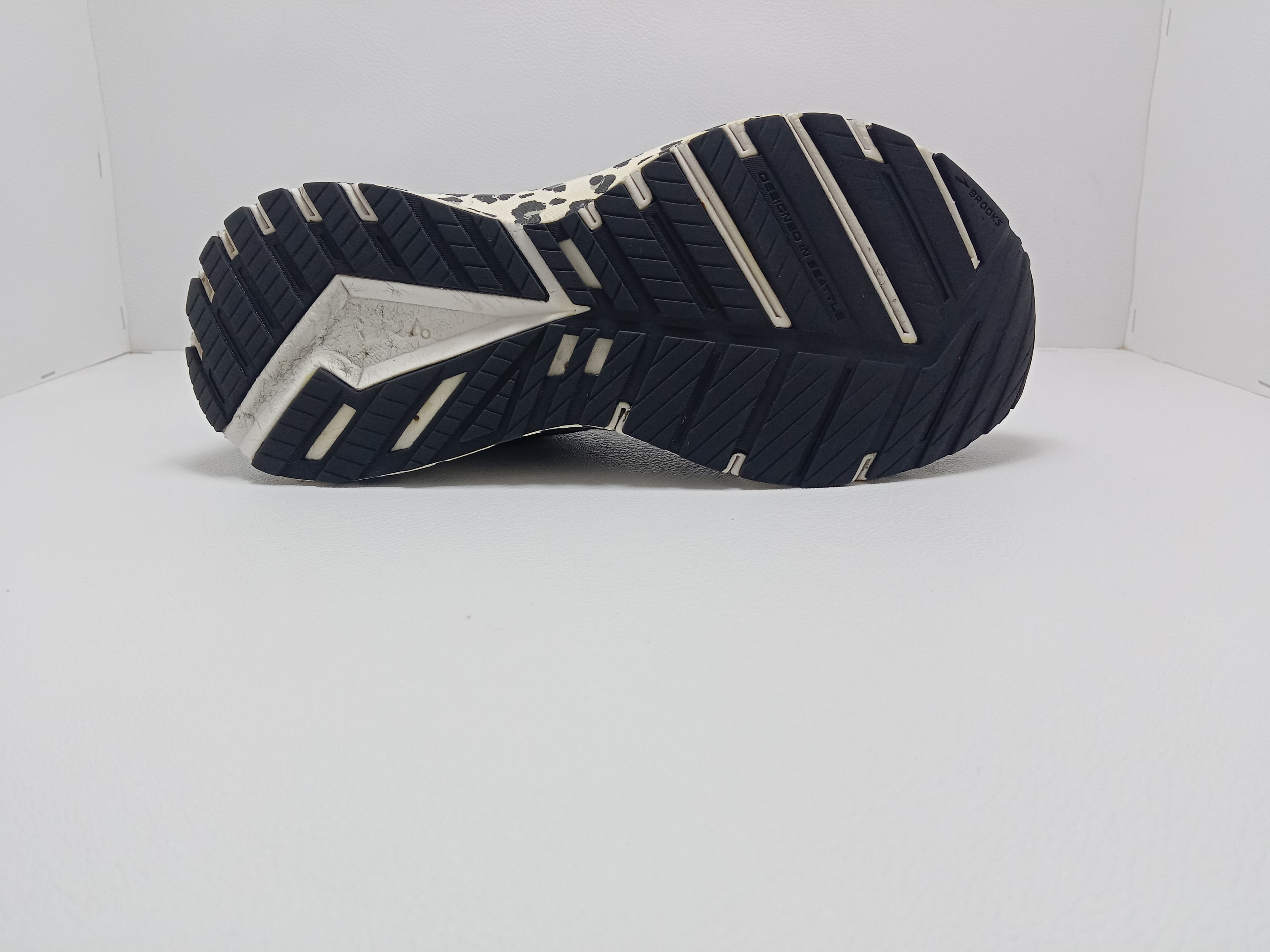 Brooks Black/Leopard Print Running Shoes – Size US 9 – Khunsa Collection