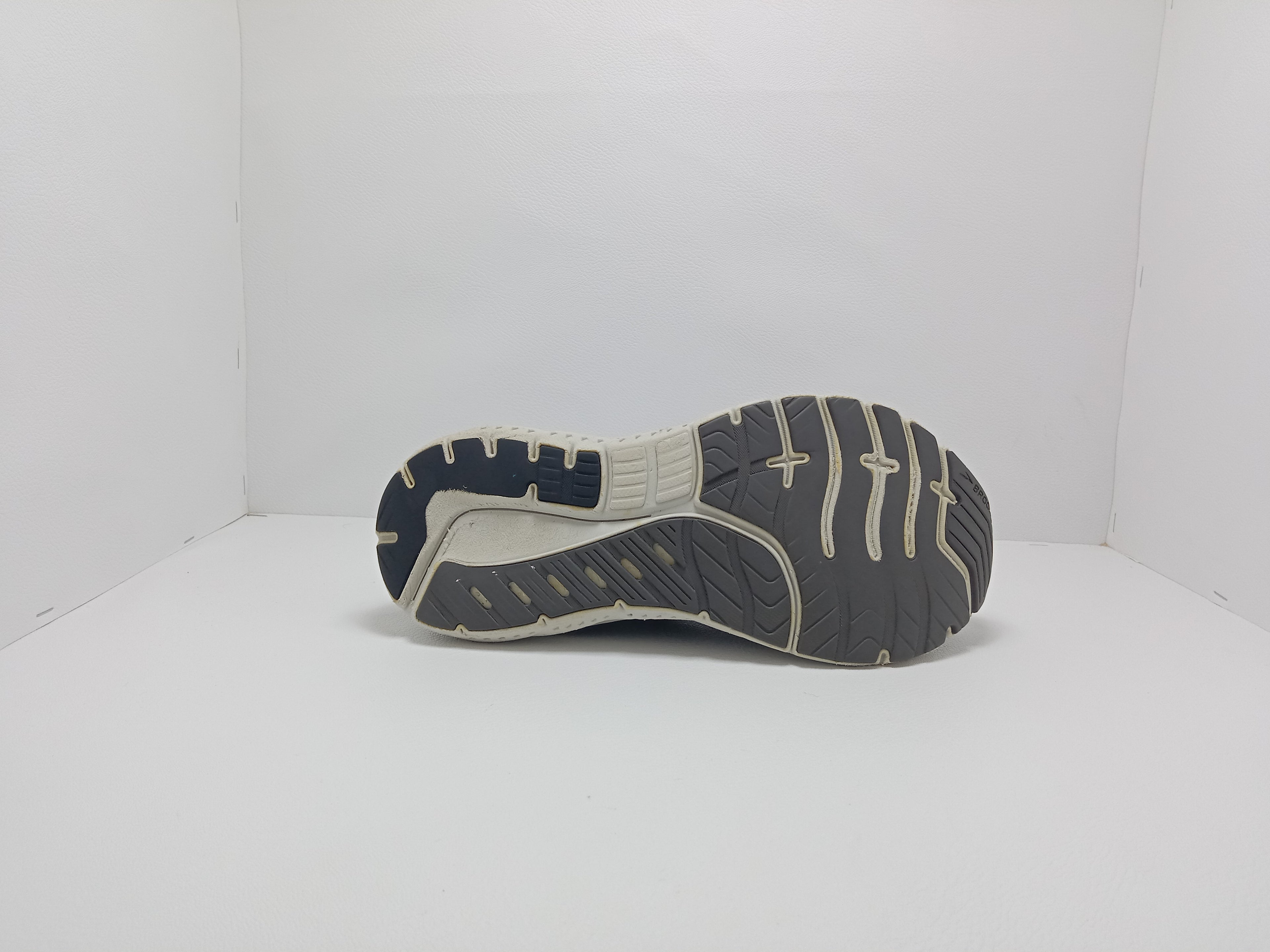 Brooks Running Shoes – Size 8 US (Men) – Grey/Green – Khunsa Collection