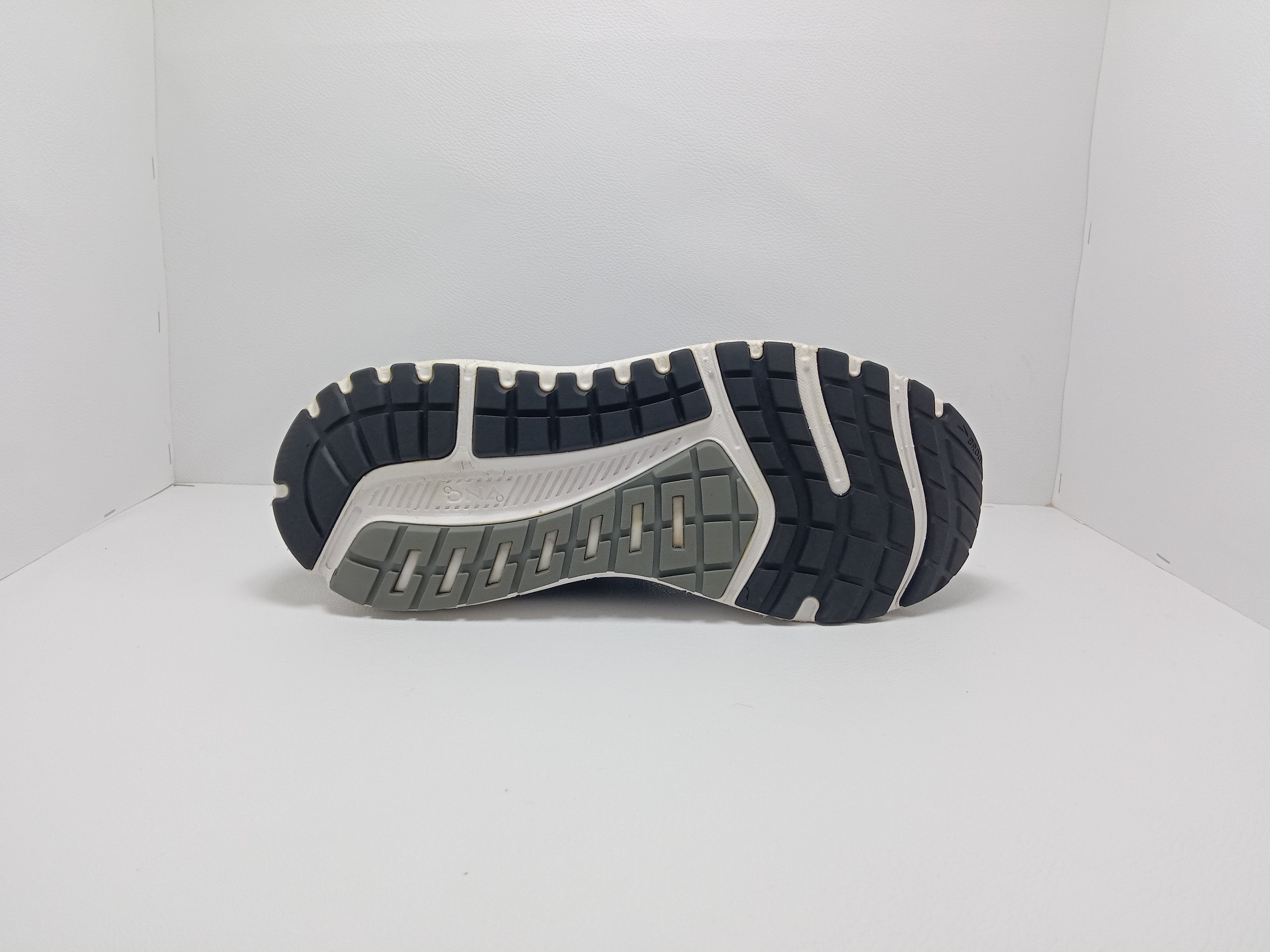 Brooks Beast Running Shoes – Size 11 US (Men) – Black/Grey – Khunsa Collection