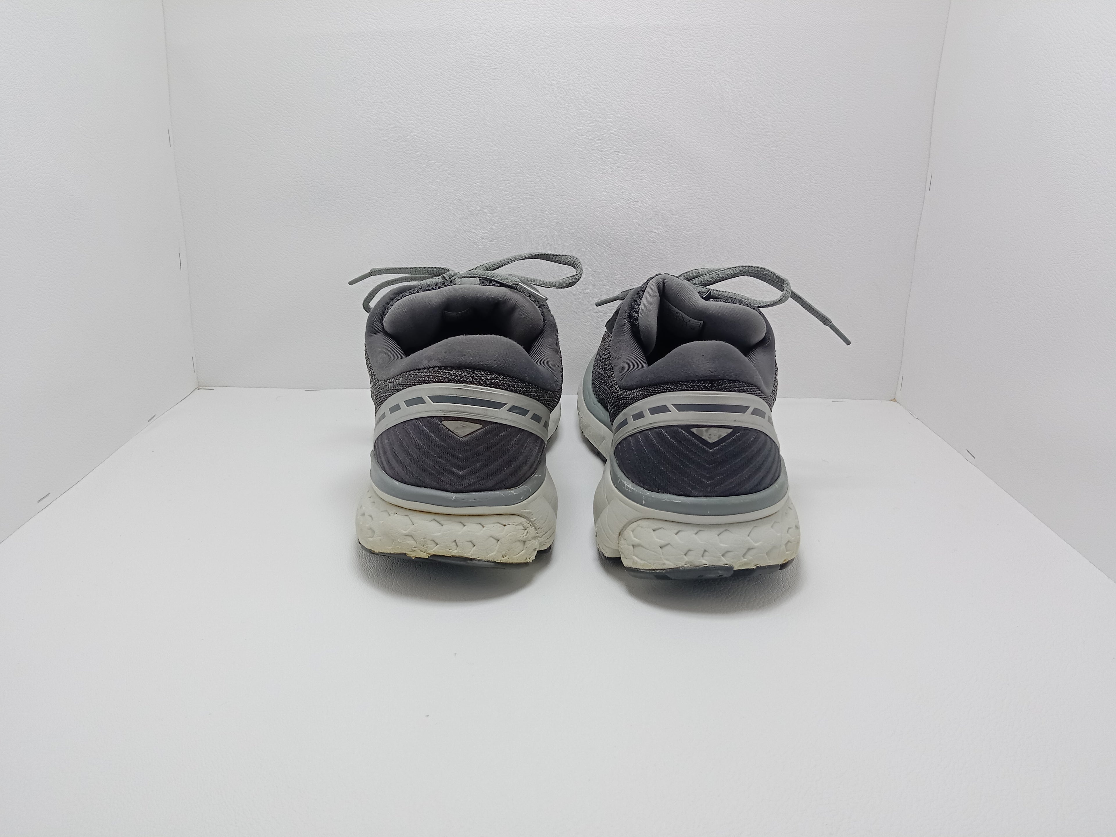Brooks Running Shoes – Size 14 US (Men) – Grey/White – Khunsa Collection