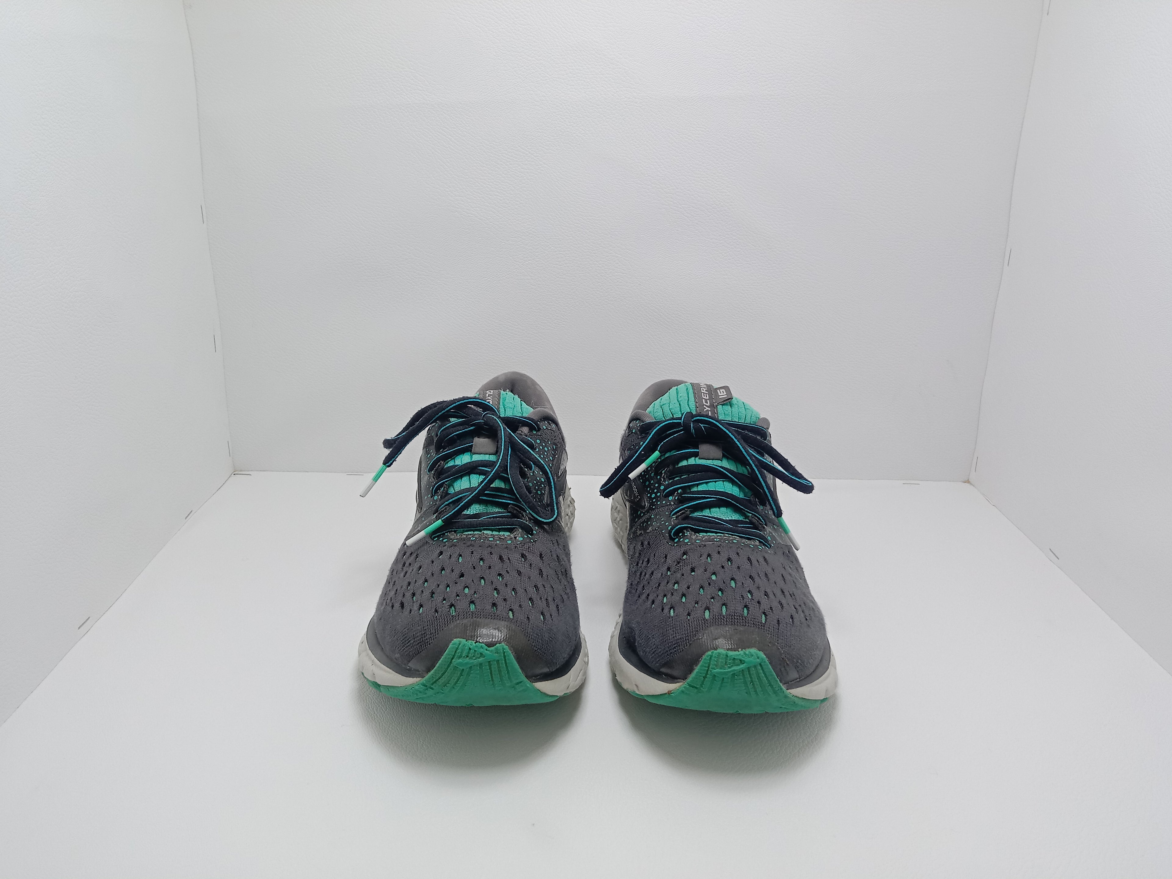 Brooks Running Shoes – Size US 8.5 – Premium Comfort