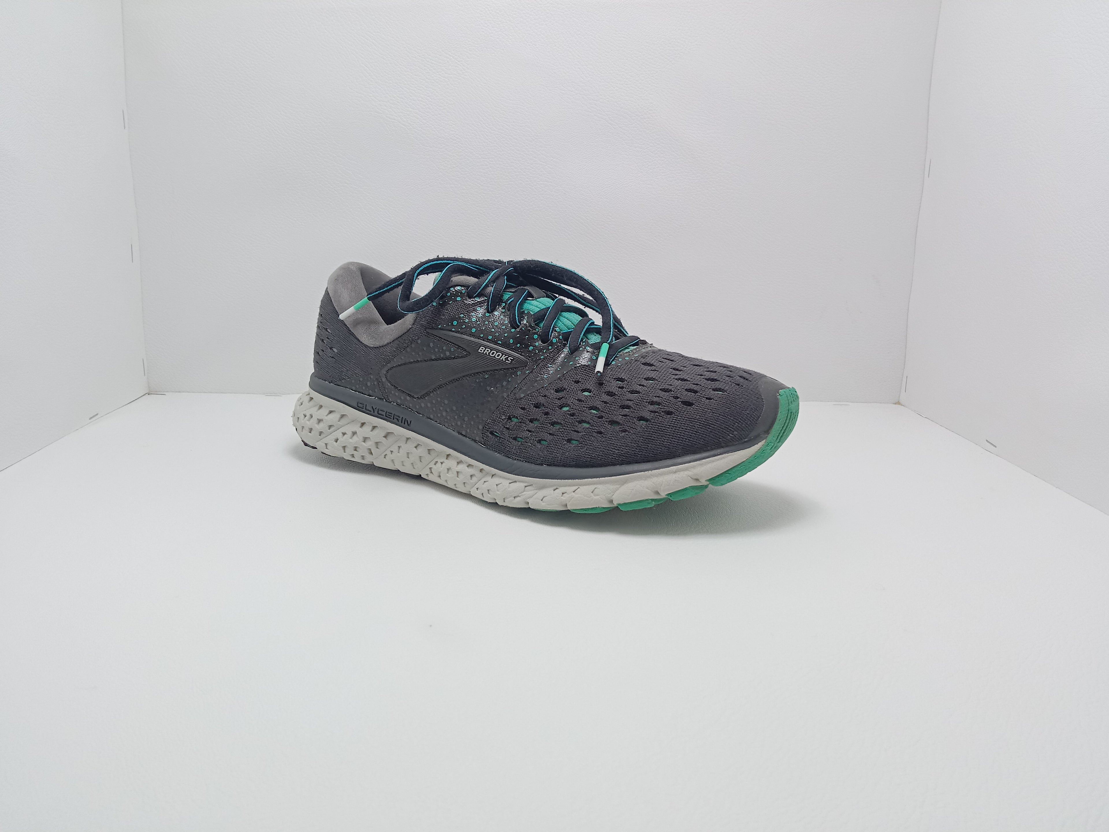 Brooks Running Shoes – Size US 8.5 – Premium Comfort