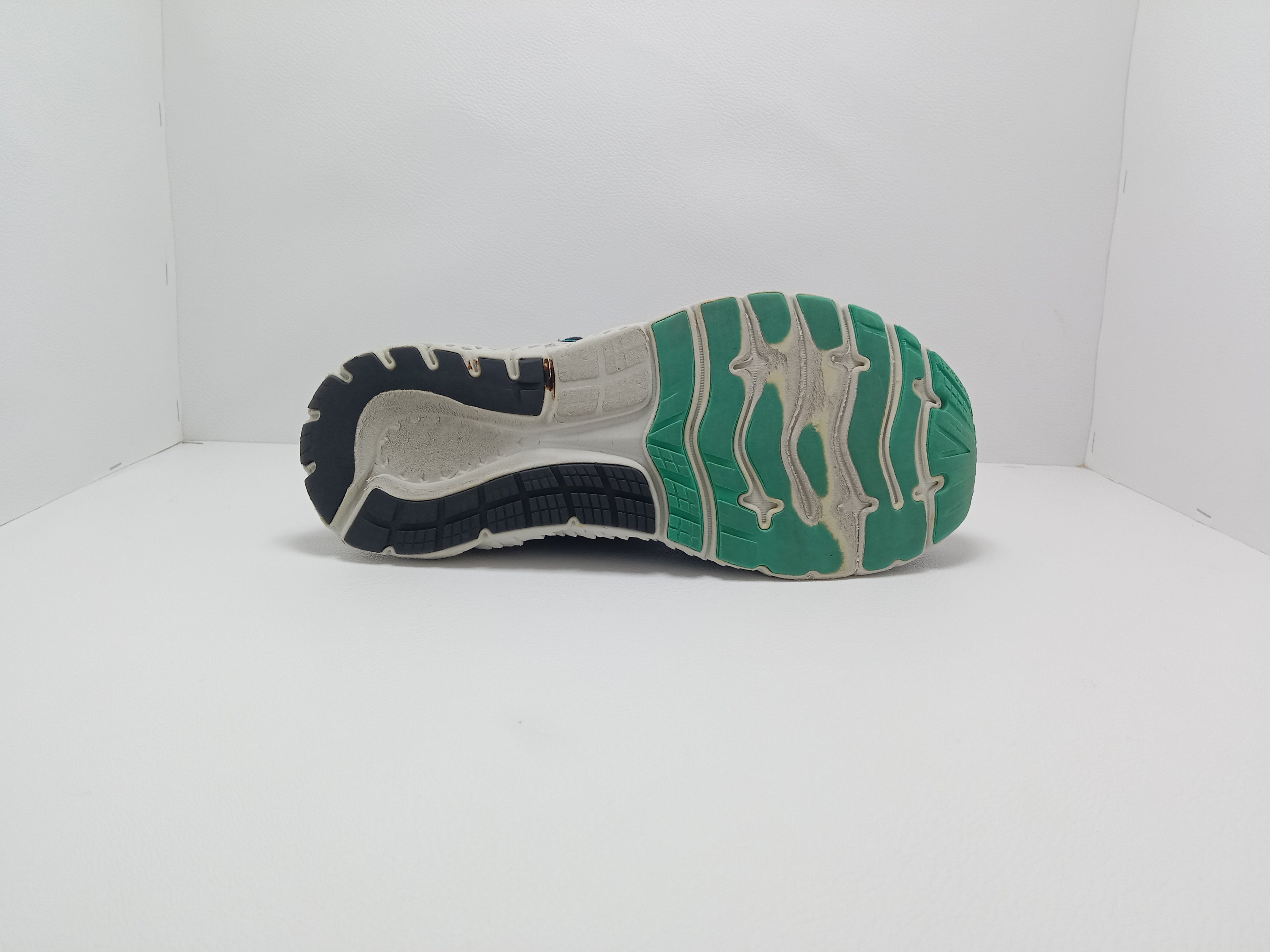 Brooks Running Shoes – Size US 8.5 – Premium Comfort
