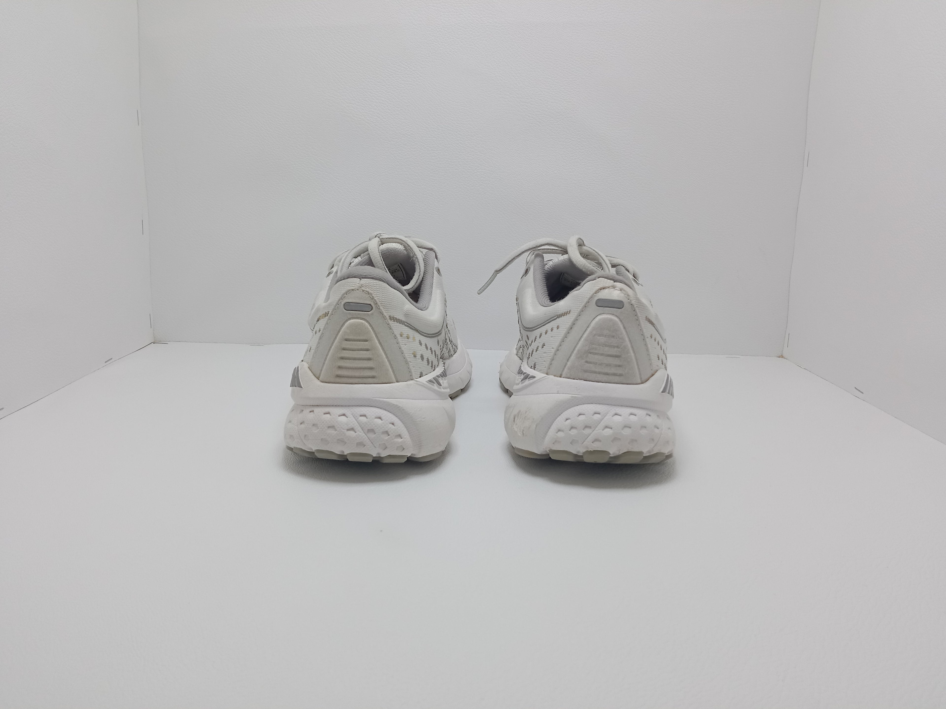 Brooks Running Shoes – Size 7 US (Men) – White/Grey – Khunsa Collection