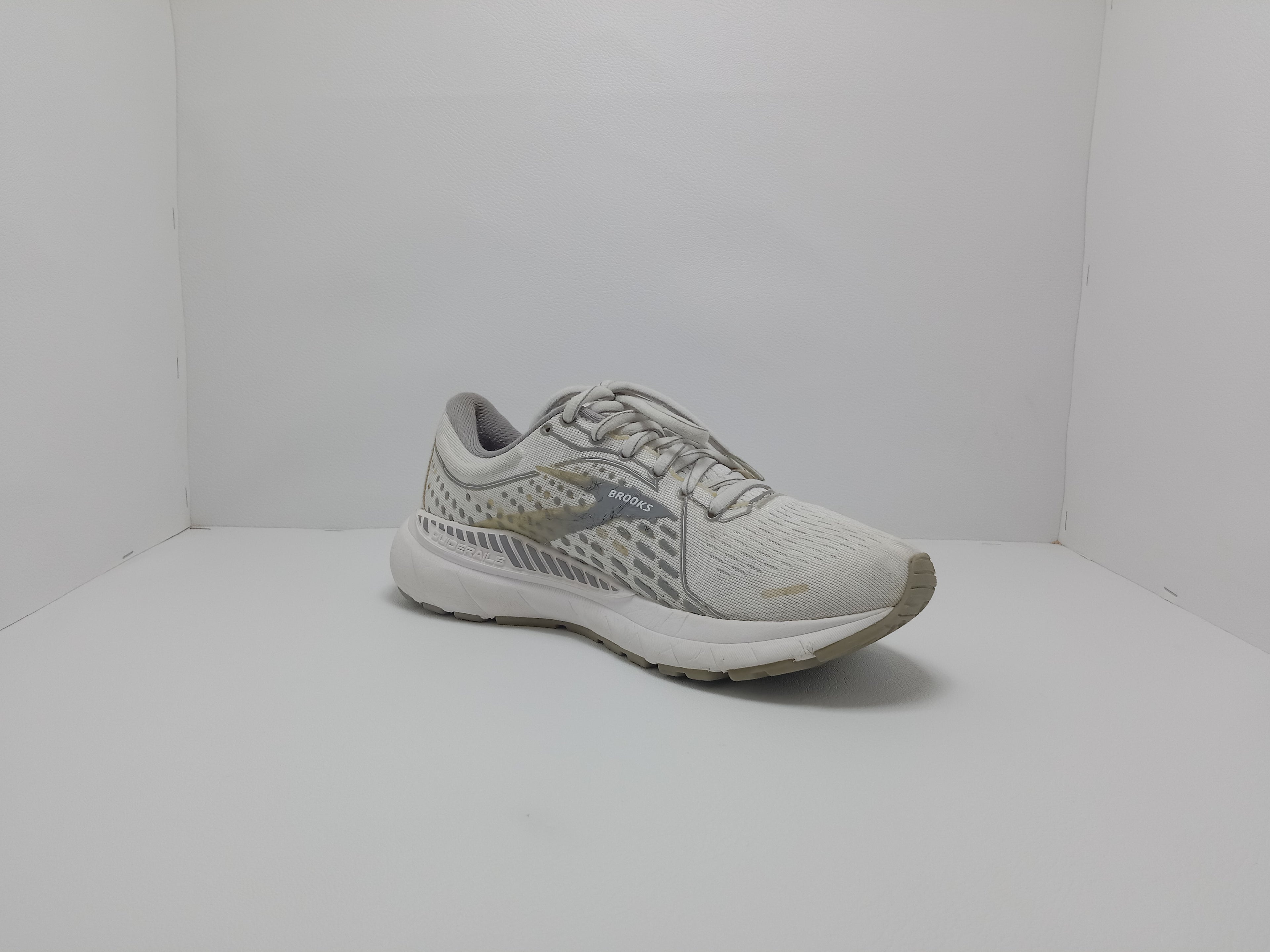 Brooks Running Shoes – Size 7 US (Men) – White/Grey – Khunsa Collection
