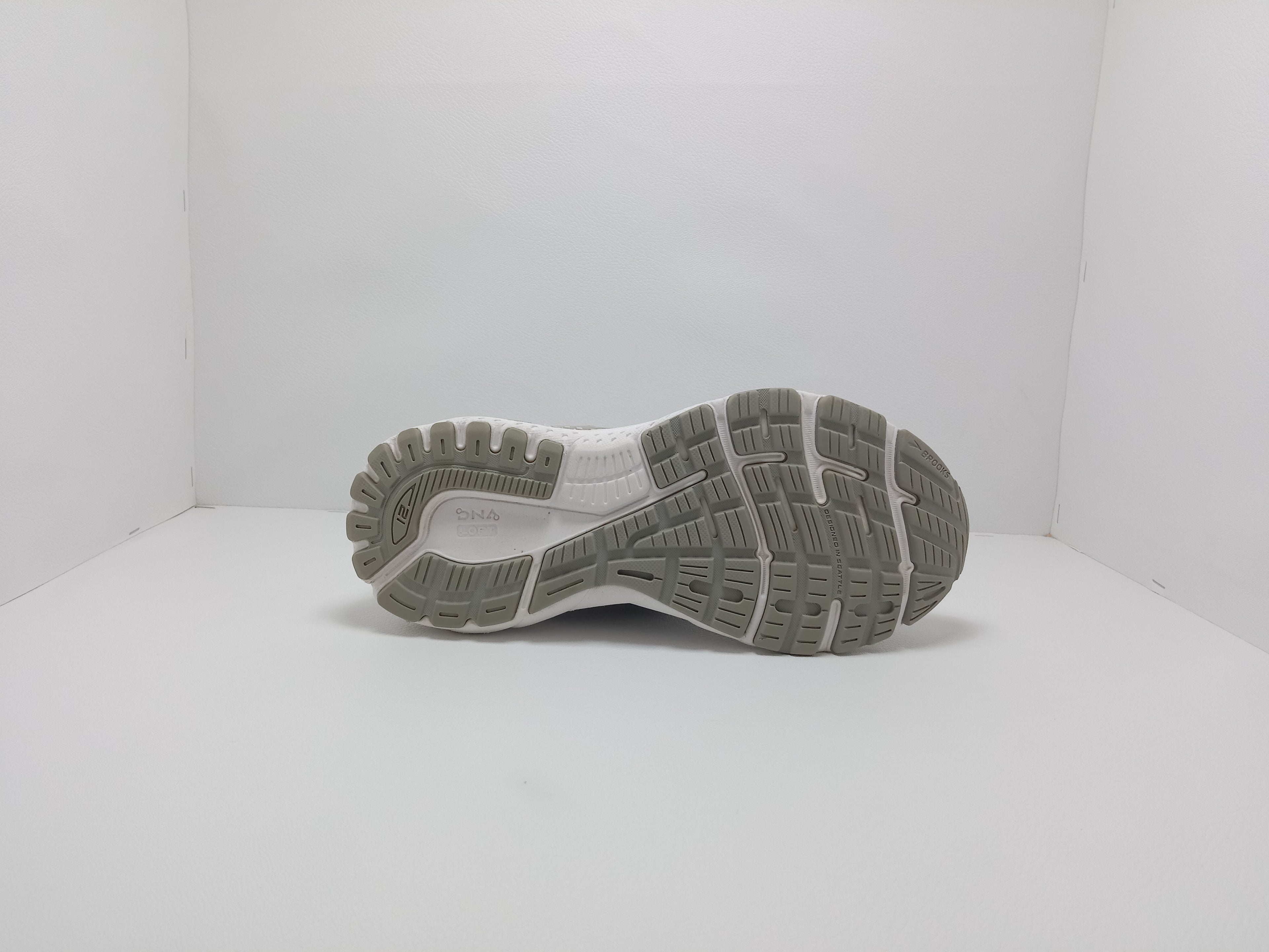 Brooks Running Shoes – Size 7 US (Men) – White/Grey – Khunsa Collection