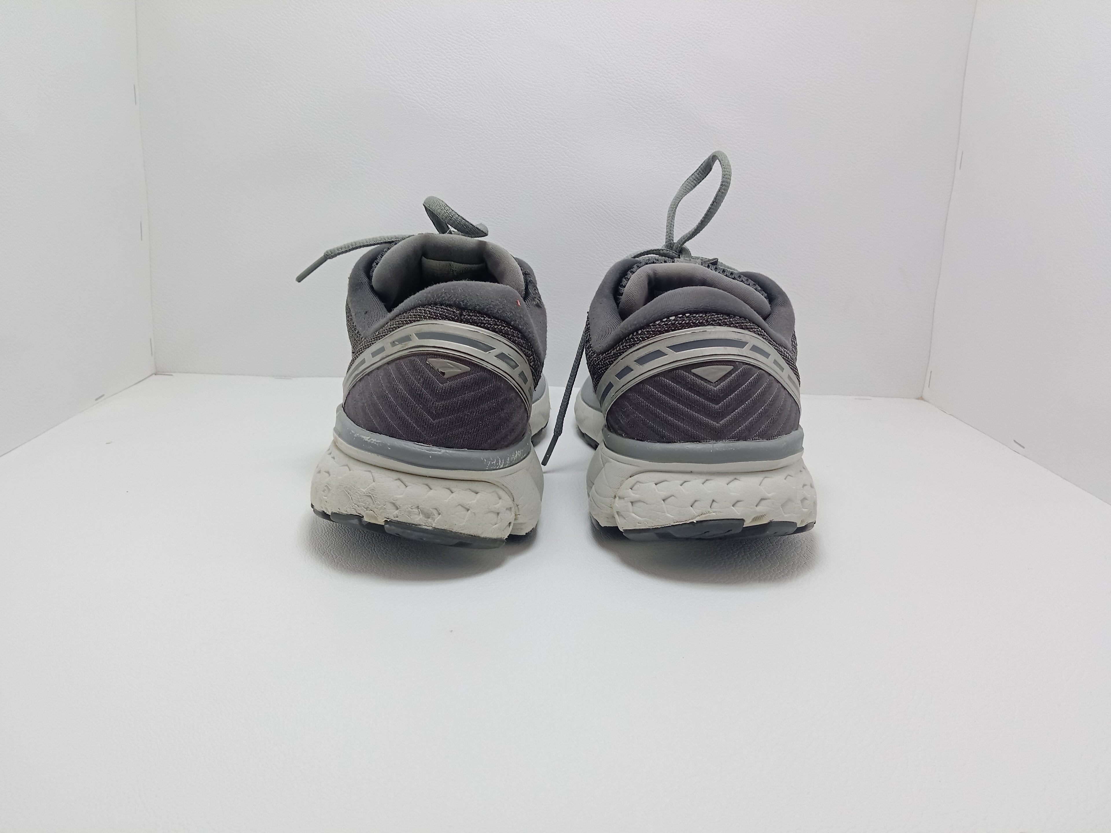 Brooks Running Shoes – Size 10 US (Men) – Grey/White – Khunsa Collection