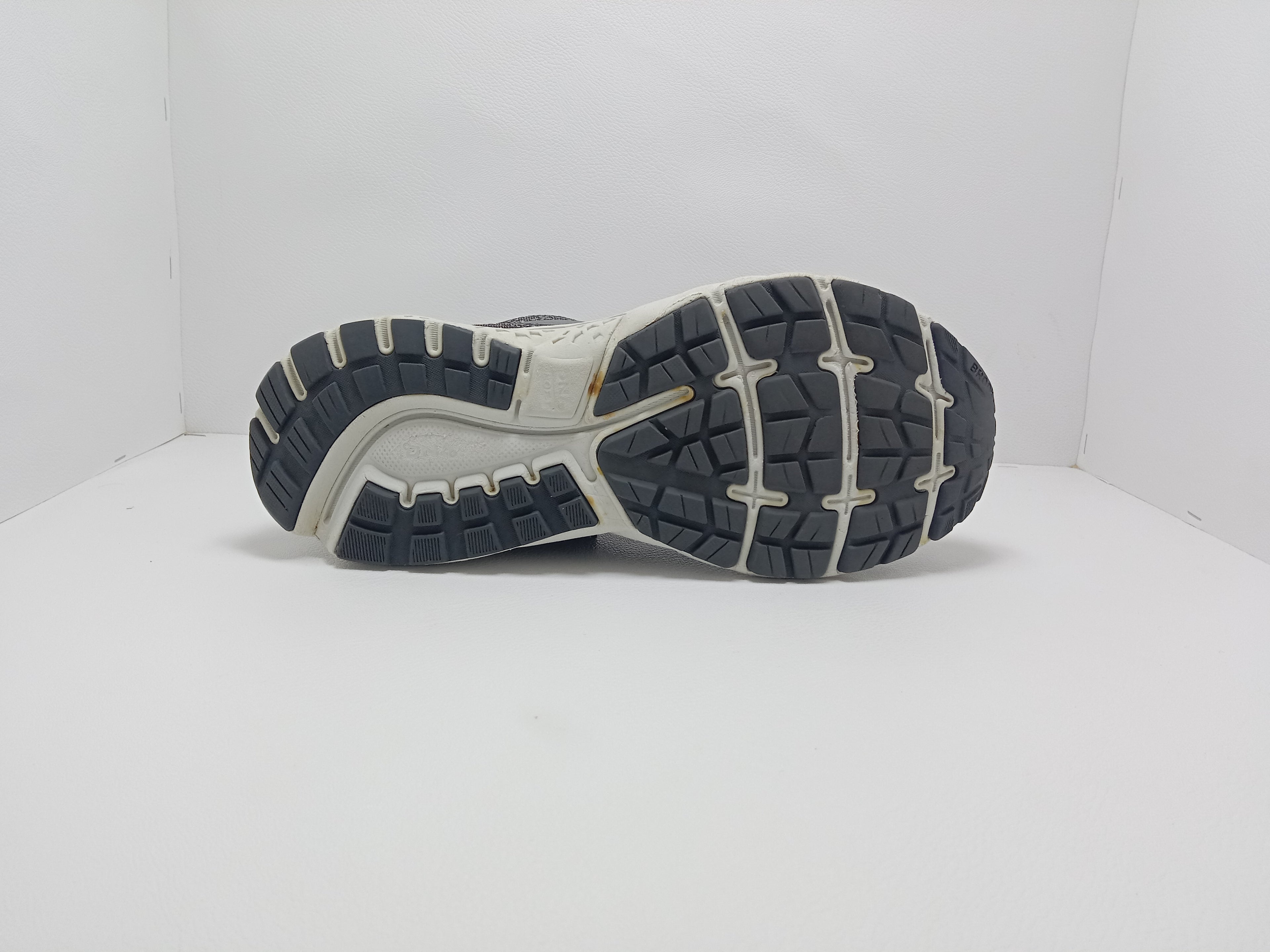 Brooks Running Shoes – Size 10 US (Men) – Grey/White – Khunsa Collection